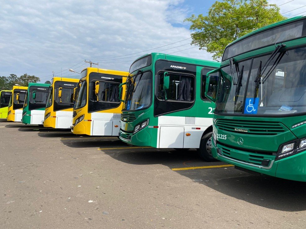 Colisão entre dois ônibus dá susto em passageiros na ladeira Rodrigues de Menezes