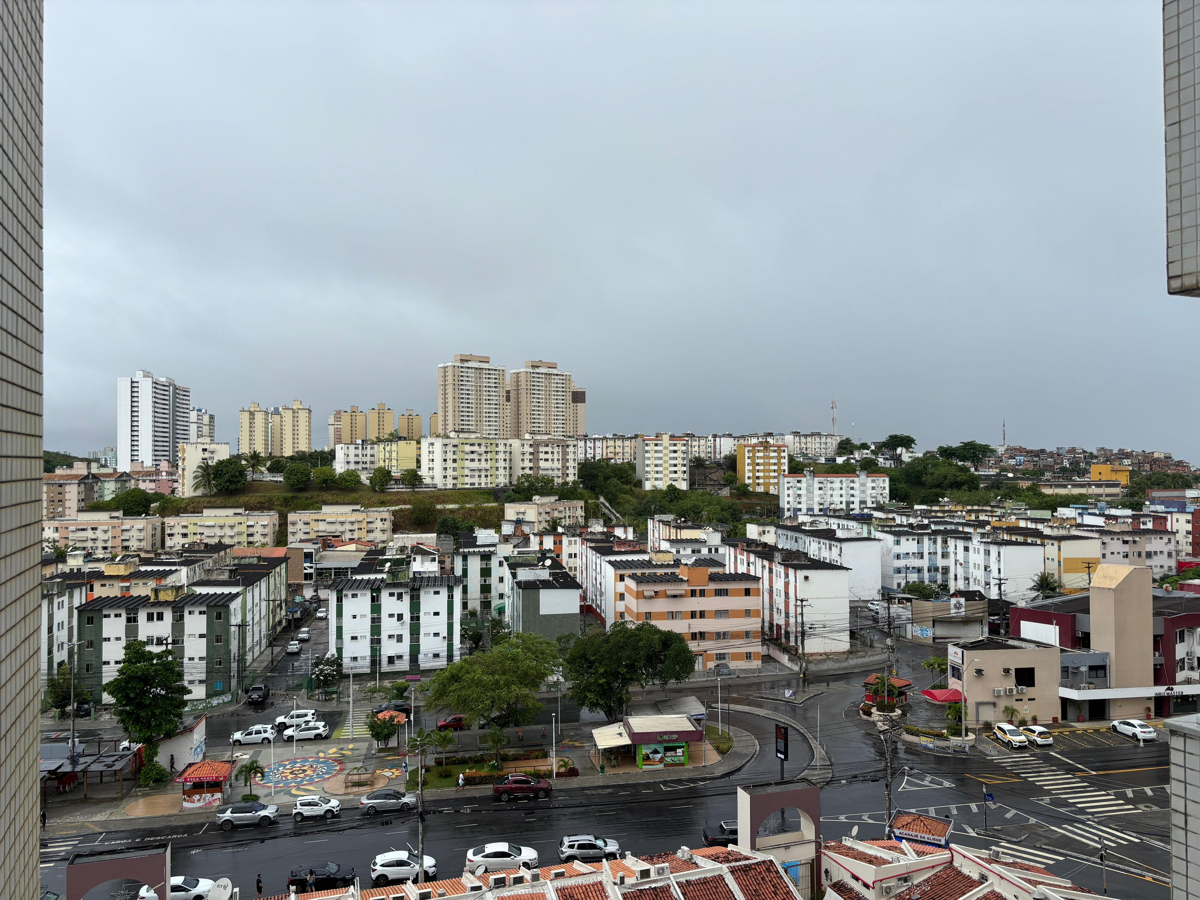 Fortes chuvas em Salvador provocam deslizamentos, desabamentos e quedas de árvores