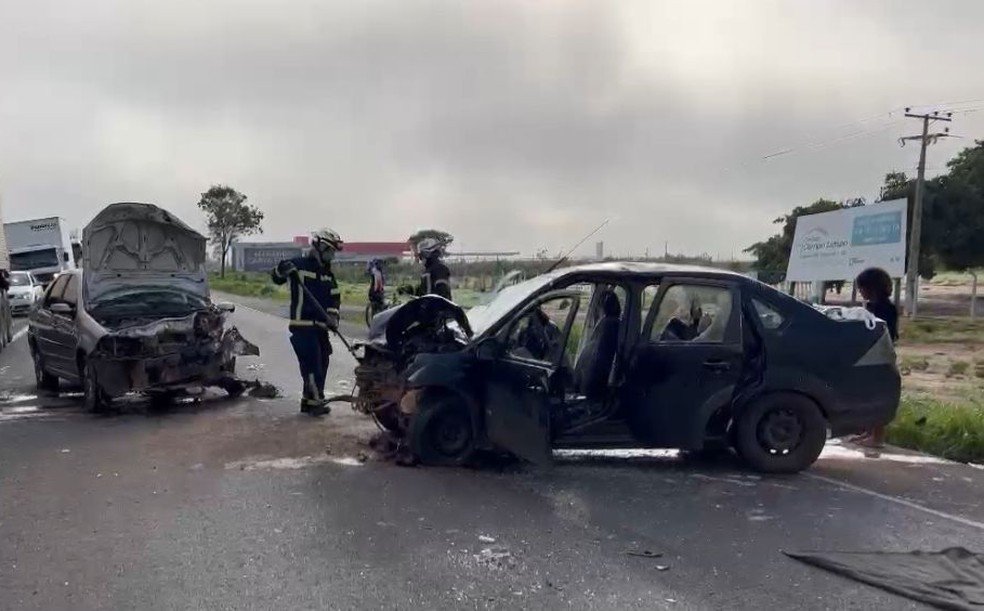 Acidente entre dois carros deixa um morto e três feridos na BR-242, em Barreiras