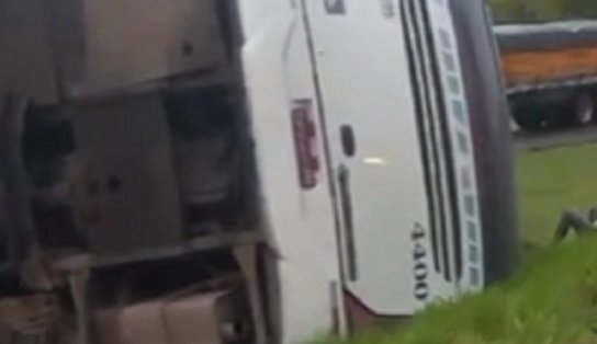 Ônibus que seguia para Salvador tomba e deixa pelo menos 15 feridos na BR-324; veja vídeo