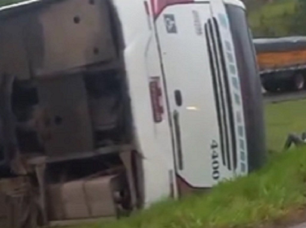 Ônibus que seguia para Salvador tomba e deixa pelo menos 15 feridos na BR-324; veja vídeo