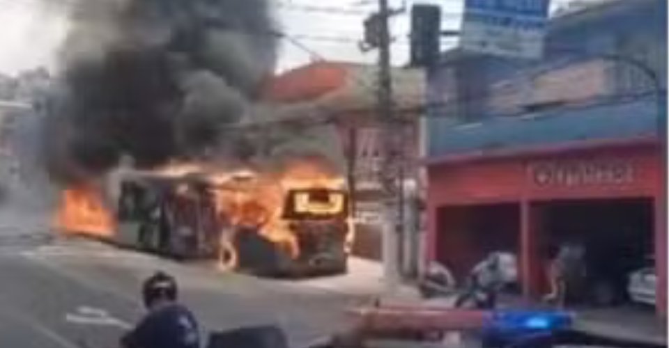 VÍDEO: Ônibus em chamas atinge poste e fiação elétrica em São Paulo