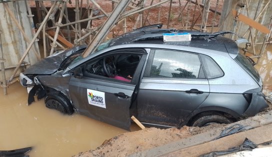 Motorista perde controle da direção e carro cai em canteiro de obras na região do Acesso Norte