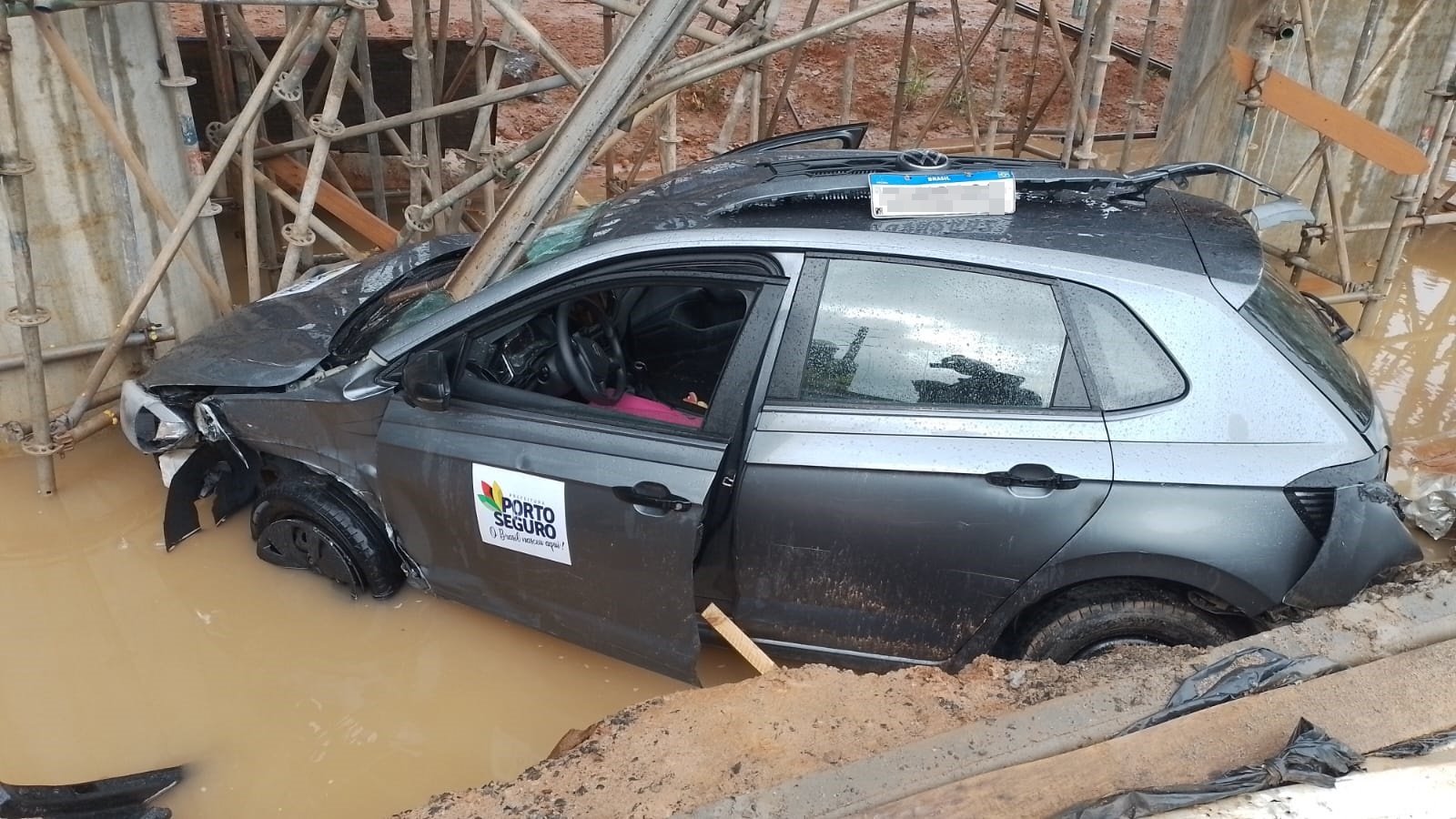 Motorista perde controle da direção e carro cai em canteiro de obras na região do Acesso Norte