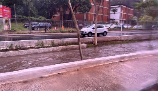 Com chuva forte, vala transborda e causa alagamento no Vale do Canela, em Salvador