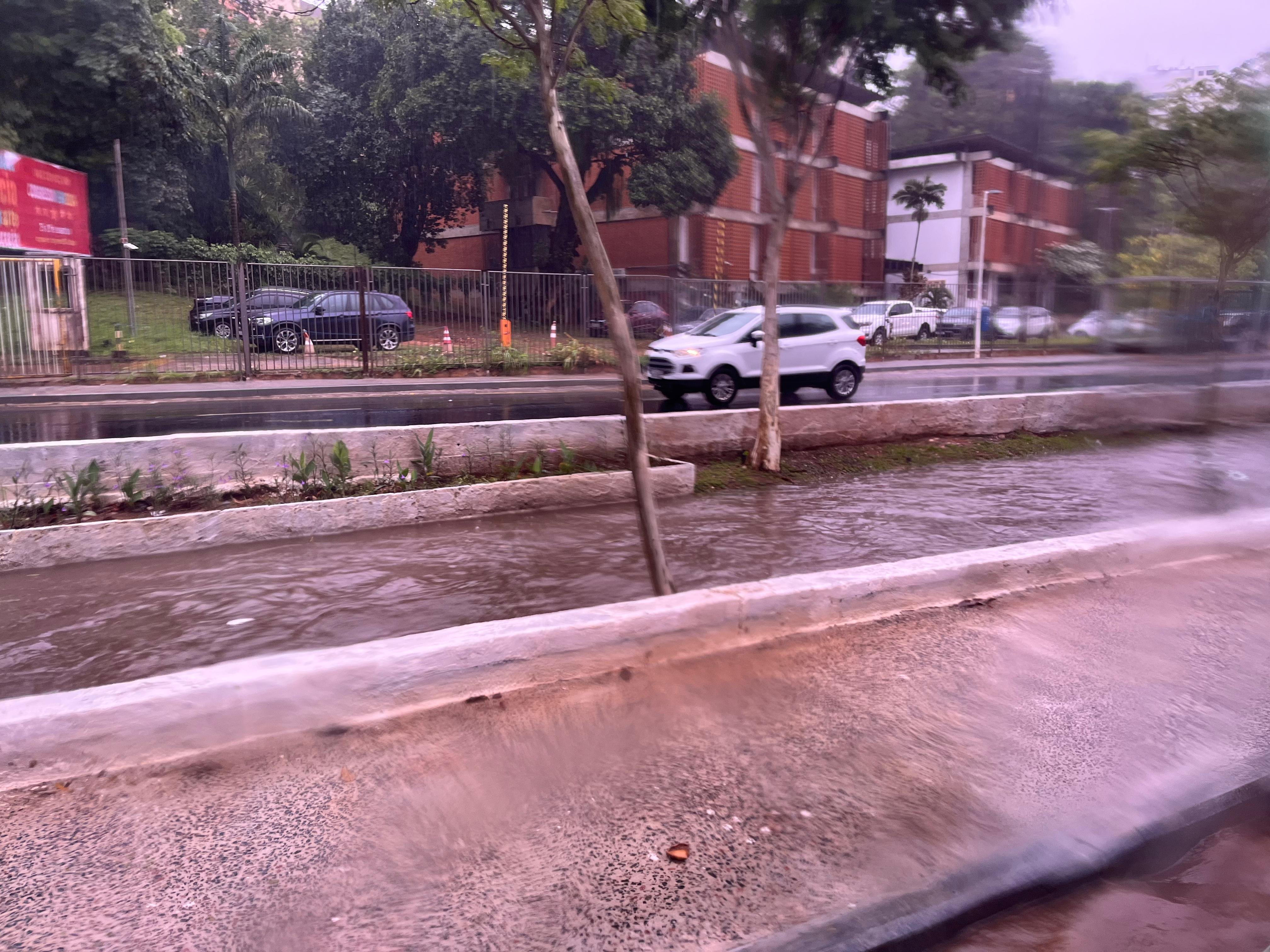 Com chuva forte, vala transborda e causa alagamento no Vale do Canela, em Salvador