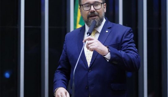 Deputado sugere acabar com feriados no país: 'interrompem escala produtiva'