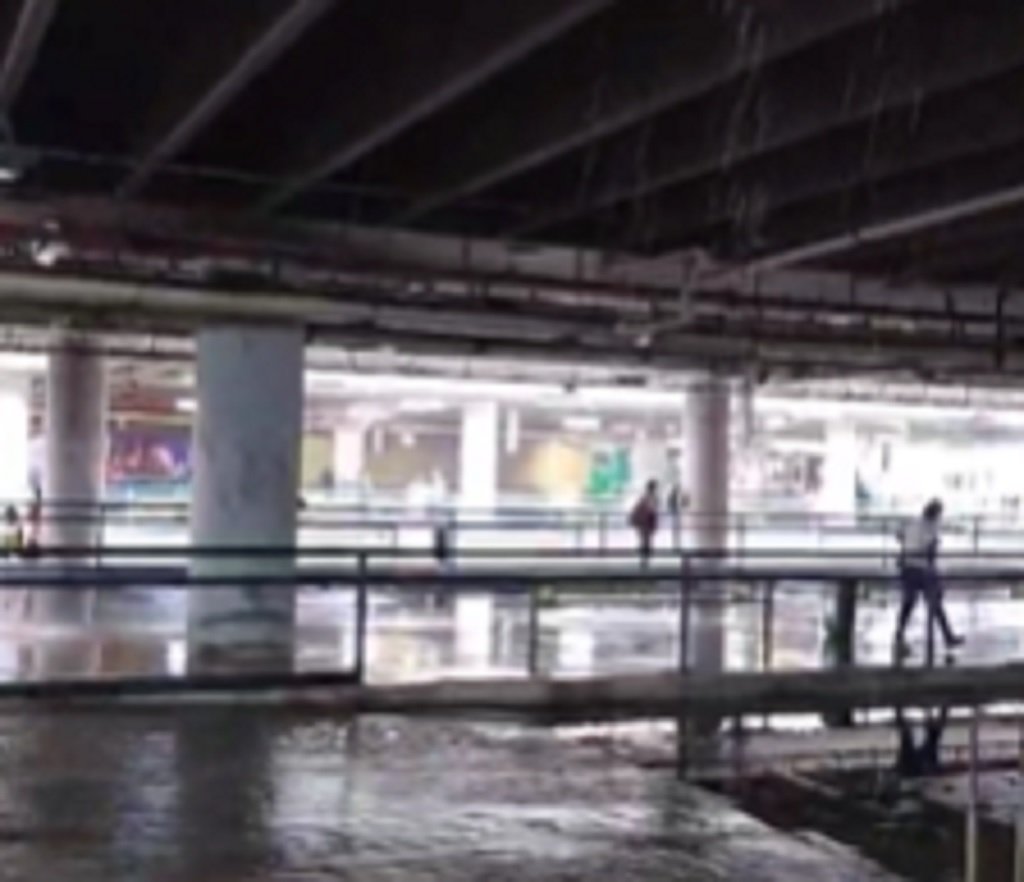 Usuários de transporte coletivo sofrem com ação da chuva dentro da Estação da Lapa, em Salvador