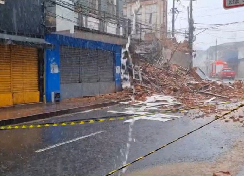 Cães farejadores ajudam bombeiros a fazer varreduras em escombros de casarão na Baixa dos Sapateiros