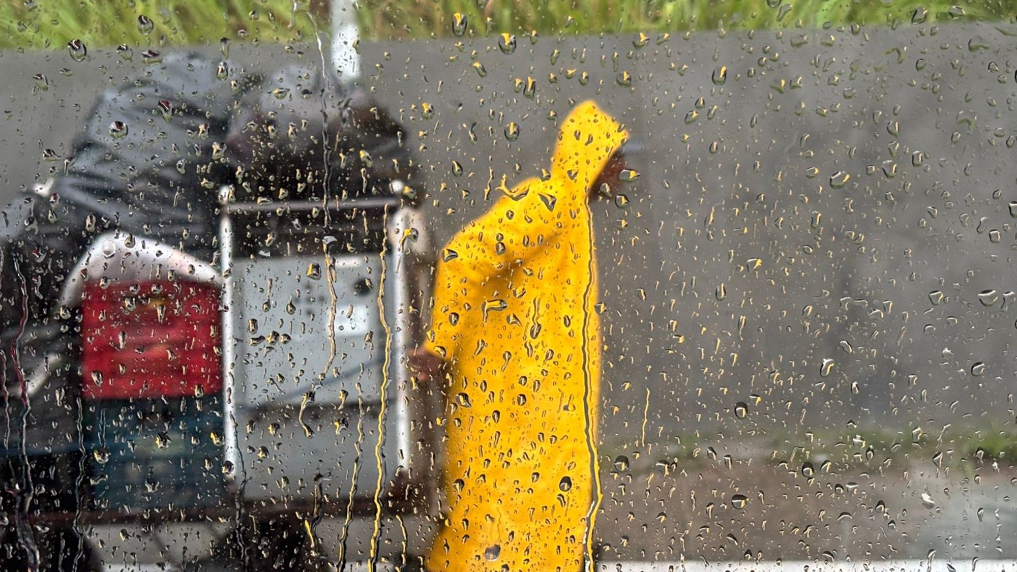 'Situação da chuva deve melhorar pela tarde', estima diretor da Defesa Civil