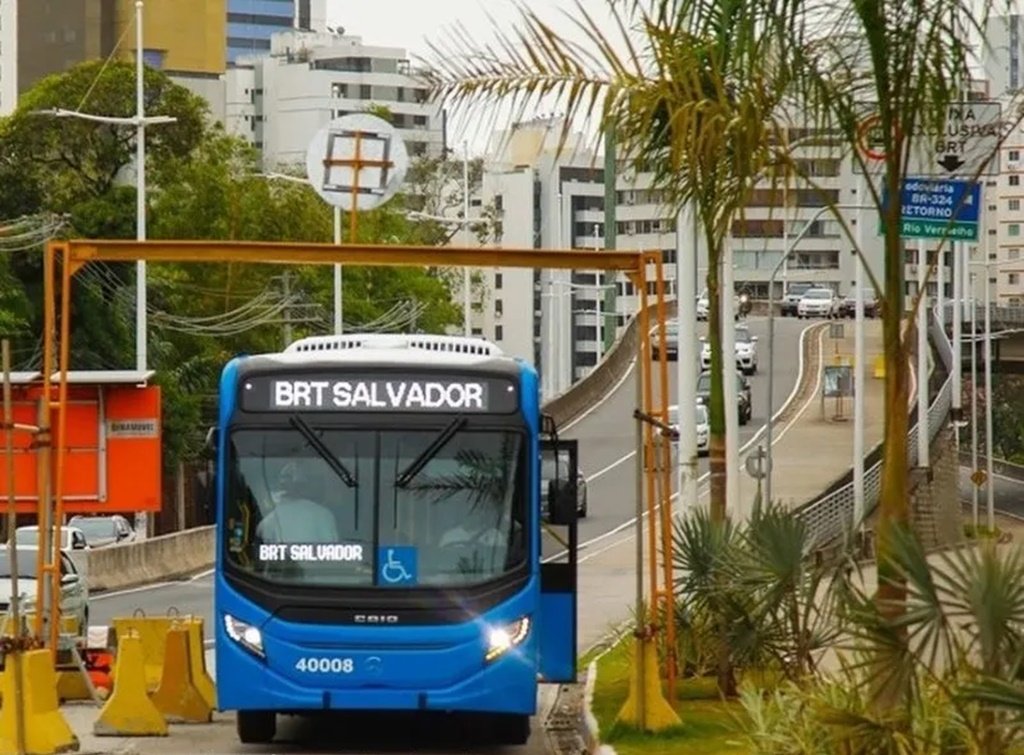 Linha B3 do BRT retoma operação após problemas causados pela chuva