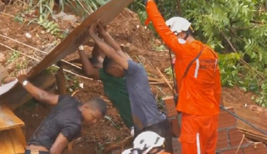 Casas são atingidas por deslizamento de terra e vítimas ficam soterradas em Pernambués