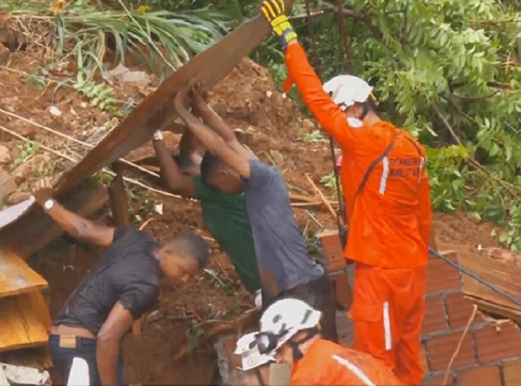 Casas são atingidas por deslizamento de terra e vítimas ficam soterradas em Pernambués