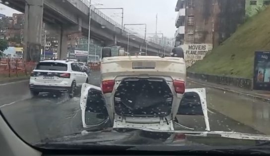 Carro capota e deixa trânsito lento na avenida Bonocô