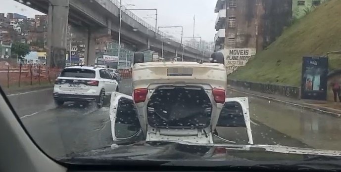 Carro capota e deixa trânsito lento na avenida Bonocô