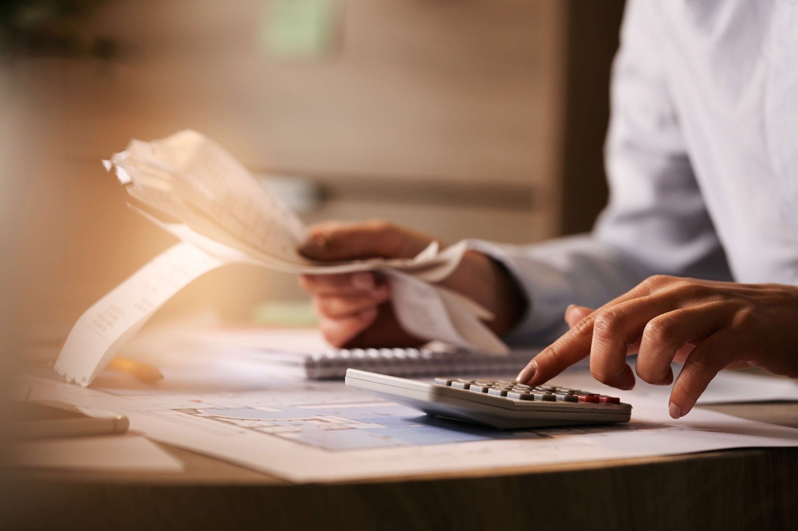 Especialista orienta como usar o 13º salário para quitar dívidas e organizar futuro financeiro