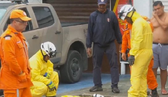 Mergulhadores do Corpo de Bombeiros seguem tentando resgatar adolescente que caiu em bueiro em Dias D'Ávila