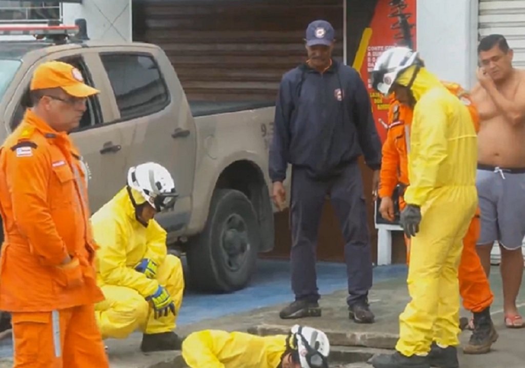 Mergulhadores do Corpo de Bombeiros tentam resgatar adolescente que caiu no bueiro em Dias D'Ávila