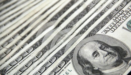 Dólar alcança R$ 6 após cortes de gastos e isenção do imposto de renda