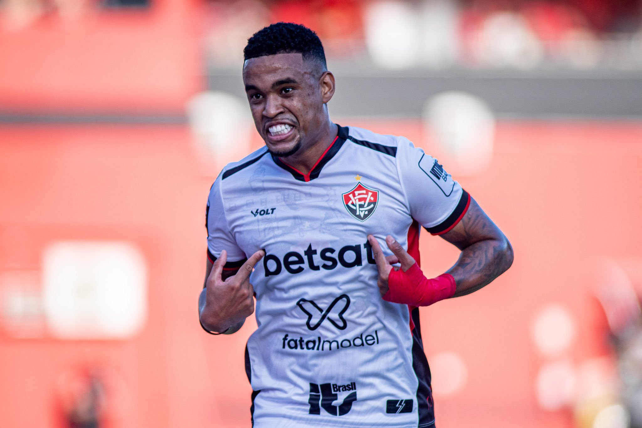 Alerrandro brilha, Vitória bate Fortaleza no Barradão e garante permanência na série A