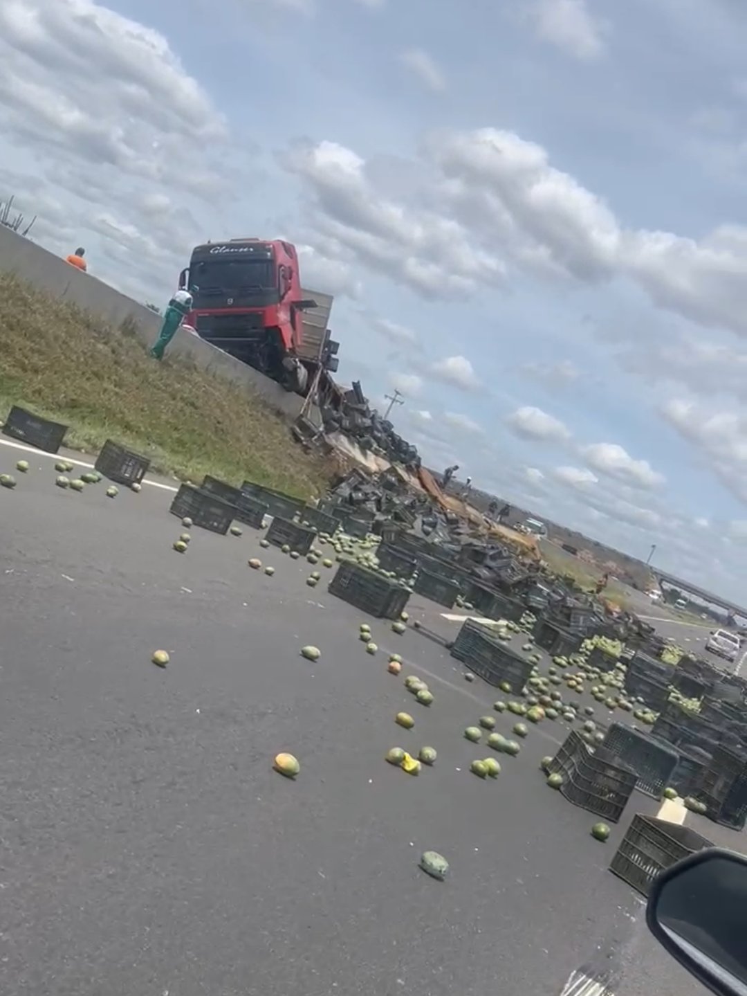 Caminhão carregado de frutas tomba na BR-324 e provoca lentidão