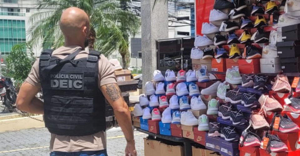 Polícia apreende R$ 30 mil em produtos falsificados em loja no Caminho das Árvores