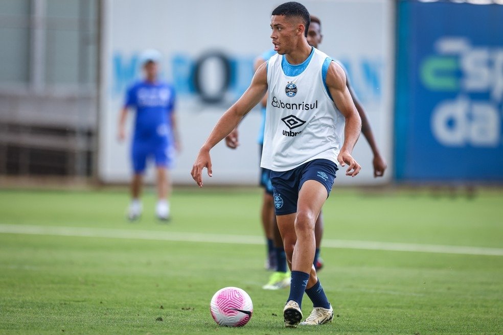 Grêmio leva jovens da base para jogo decisivo contra o Vitória