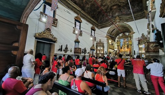 Devotos homenageiam Santa Bárbara  protetora contra raios e trovões