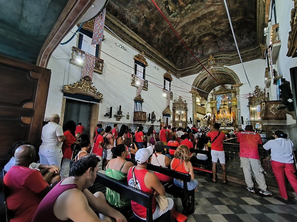 Devotos homenageiam Santa Bárbara, protetora contra raios e trovões