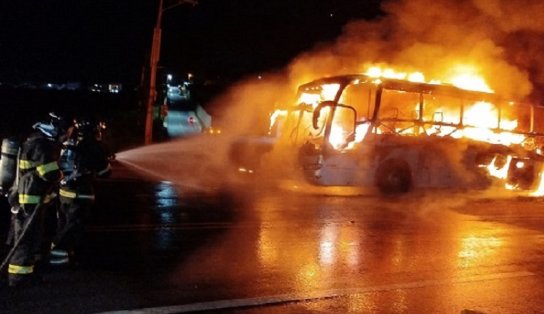 Ônibus que transportava universitários pega fogo e fica destruído na Bahia