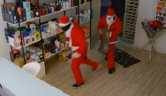 Vestidos de Papai Noel, criminosos arrombam e furtam loja de eletrônicos