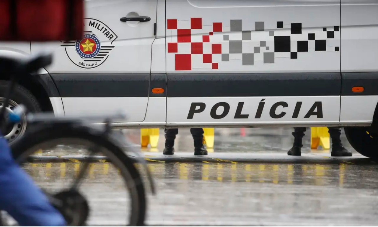 Policial flagrado jogando homem da ponte é preso em São Paulo