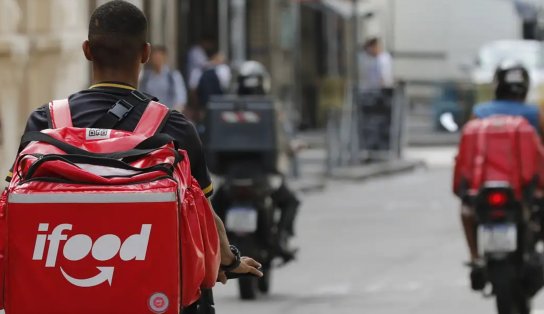 Justiça manda iFood reconhecer vínculo de entregadores e pagar multa de R$ 10 milhões