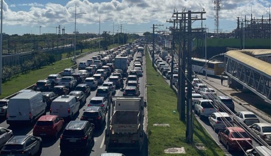 Acidente deixa trânsito congestionado na Avenida Paralela