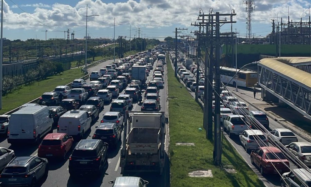 Acidente deixa trânsito congestionado na Avenida Paralela