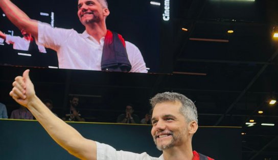 Wagner Moura recebe homenagem do Vitória na CCXP 24