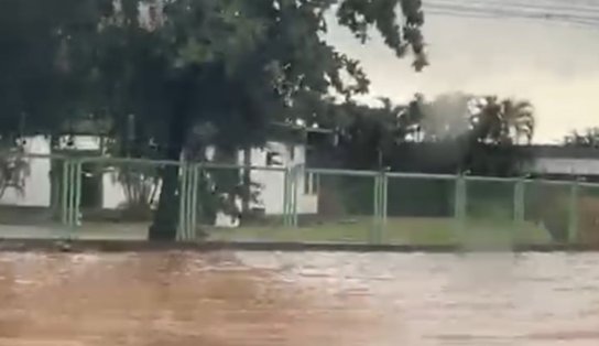 Vídeo: chuva causa transtornos em Lauro de Freitas neste sábado