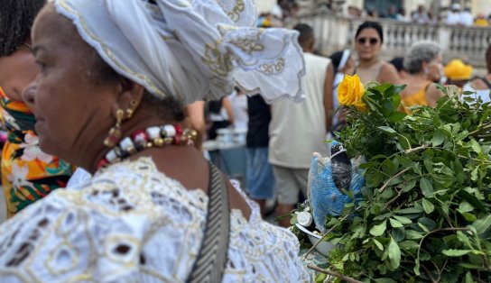 União de crenças reúne fies que agradecem e renovam votos na Igreja da Conceição da Praia