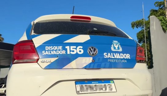 Carro da prefeitura é guinchado após ser atacado por traficantes no Lobato 