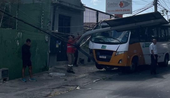 Micro-ônibus da frota de 'amarelinhos' colide com poste de sinalização em Itapuã