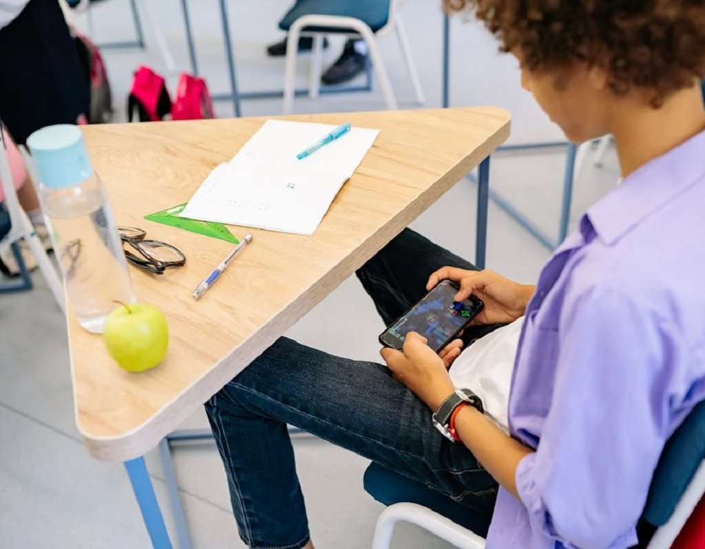 Proibição do uso de celulares em escolas é aprovada por Câmara dos Deputados