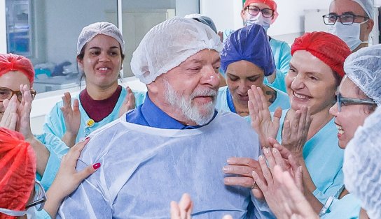 Lula passa por procedimento para evitar novo sangramento na cabeça e está bem, dizem médicos