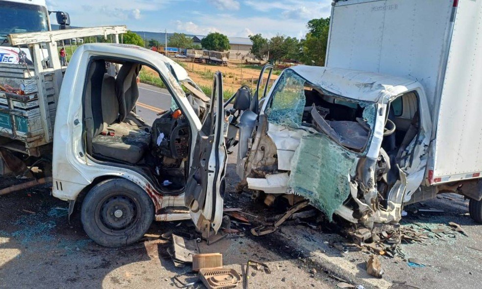 Acidente entre caminhões deixa um morto e três feridos na BR-242, em Barreiras