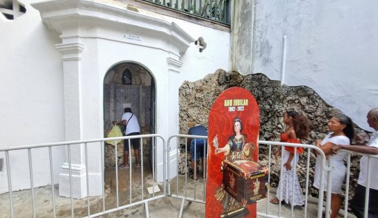 Protetora da visão, Santa Luzia é homenageada por devotos em Salvador