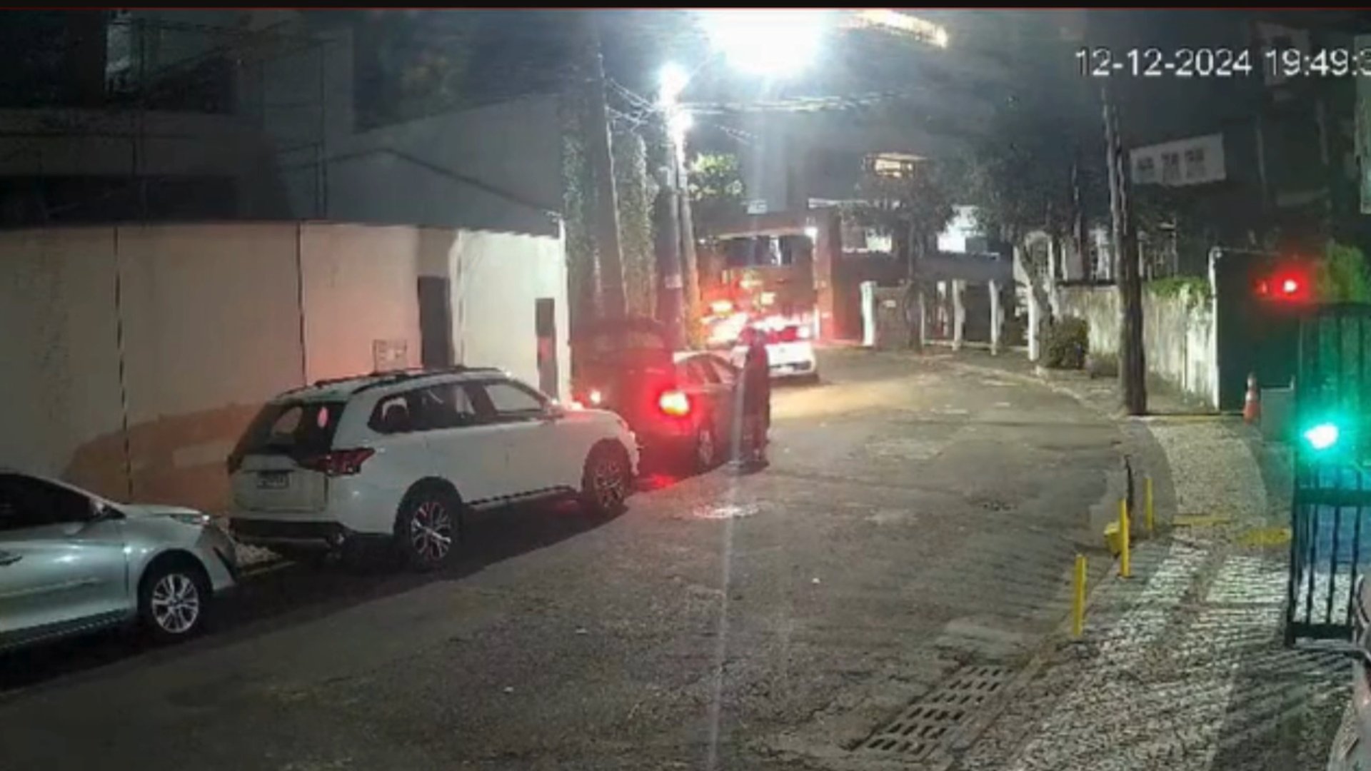 Homem tem carro roubado no Caminho das Árvores, em Salvador; assista