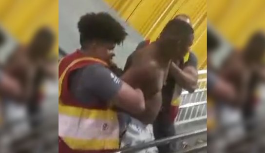 Homens são levados à delegacia após passageiro se negar a usar camisa no metrô