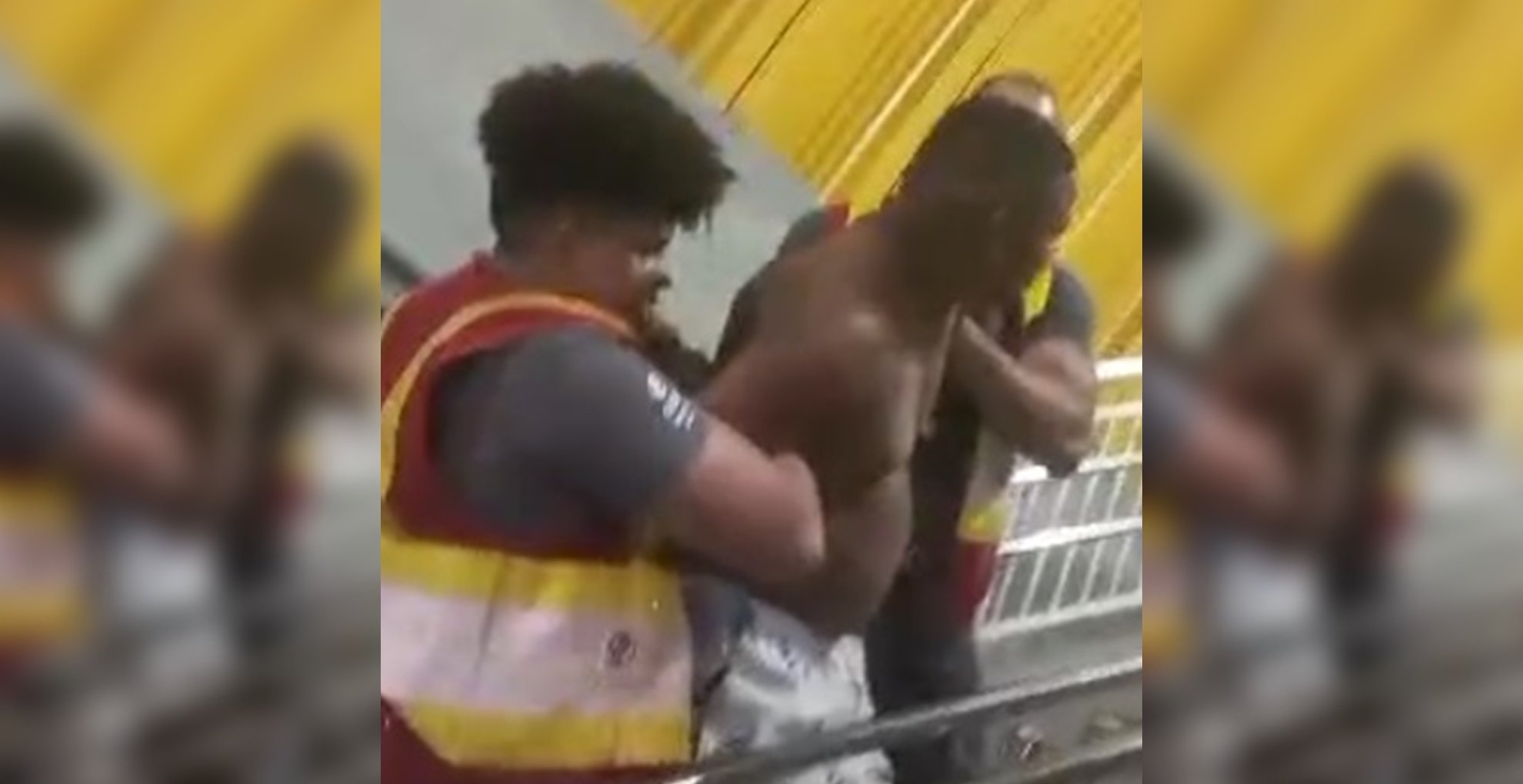 Homens são levados à delegacia após passageiro se negar a usar camisa no metrô