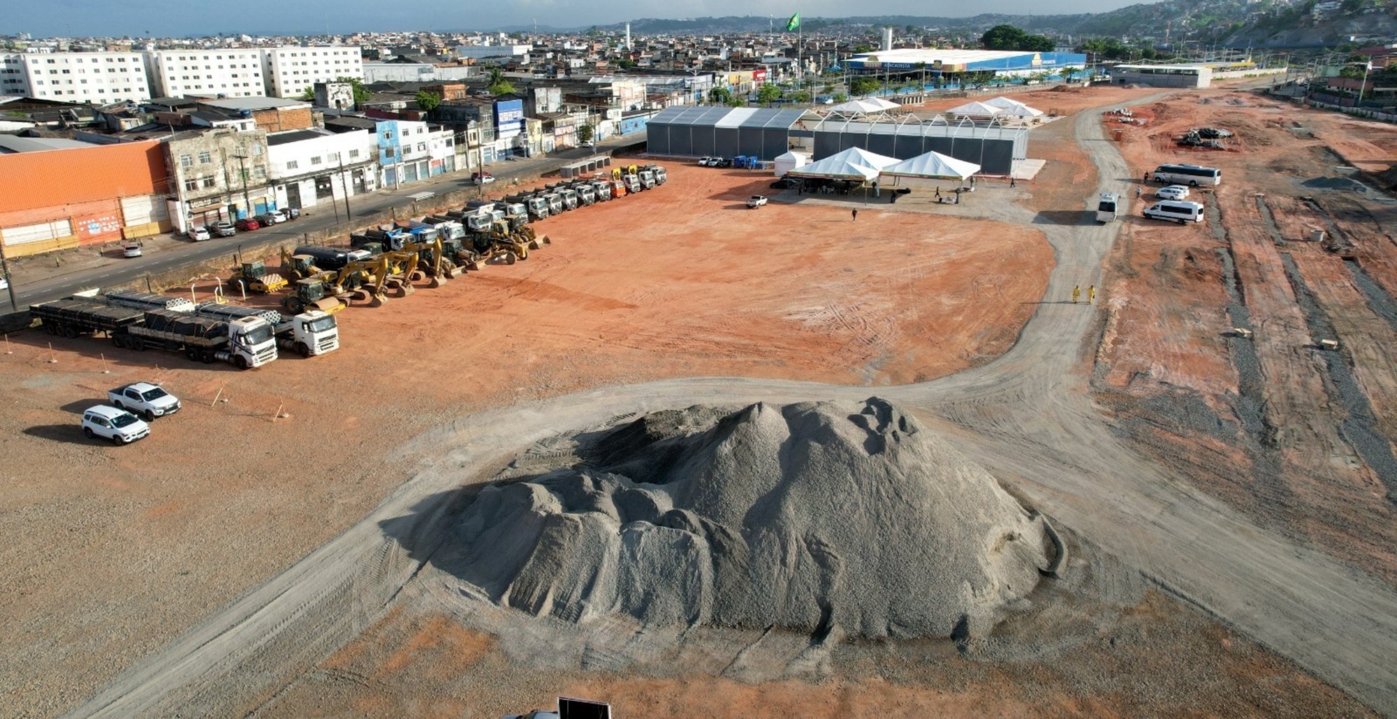 Jerônimo vistoria obras do VLT no trecho do Subúrbio, orçadas em R$ 4,6 bilhões