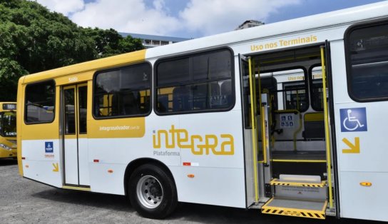 Mulher fica com o braço pendurado em ônibus, após incidente na Avenida San Martin