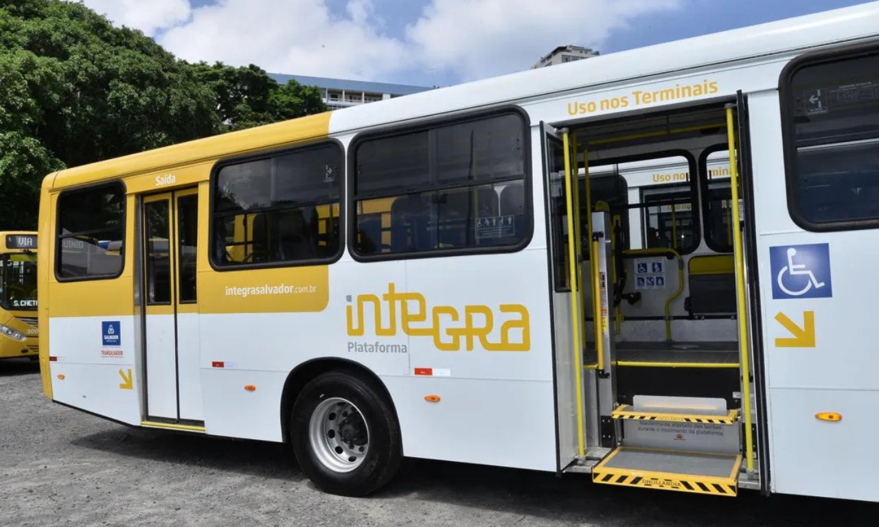 Mulher fica com o braço pendurado em ônibus, após incidente na avenida San Martin